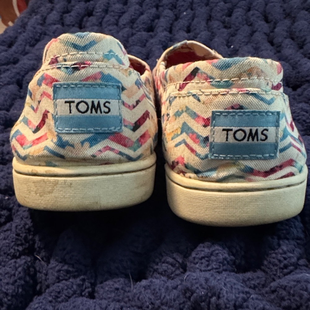 TOMS Kids Colorful Chevron Moccasins - Picture 6 of 7